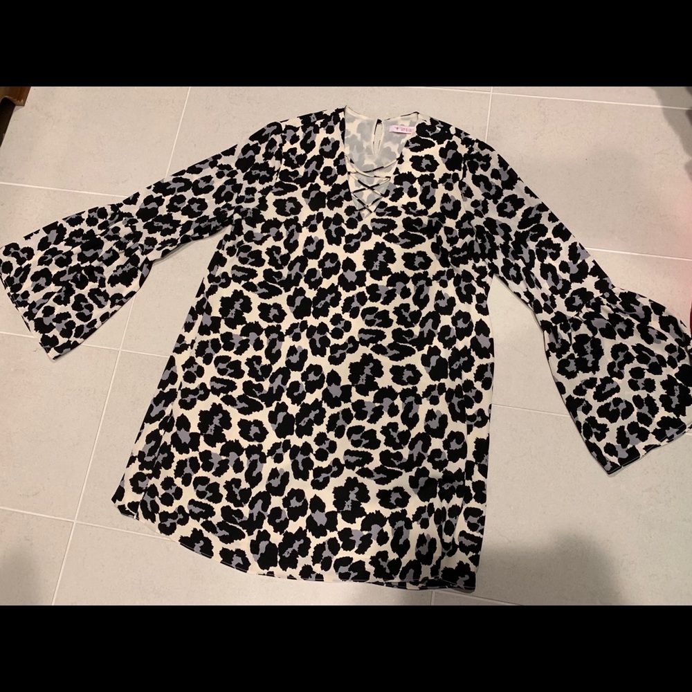 Izzy & Lola Leopard Print Bell Sleeve Shift Dress